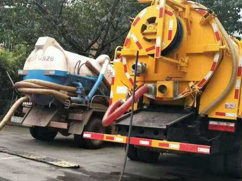 香坊区果园街清理化粪池