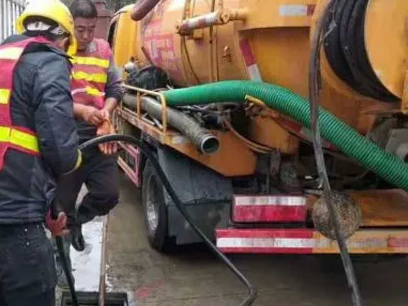 香坊区南直路清理化粪池