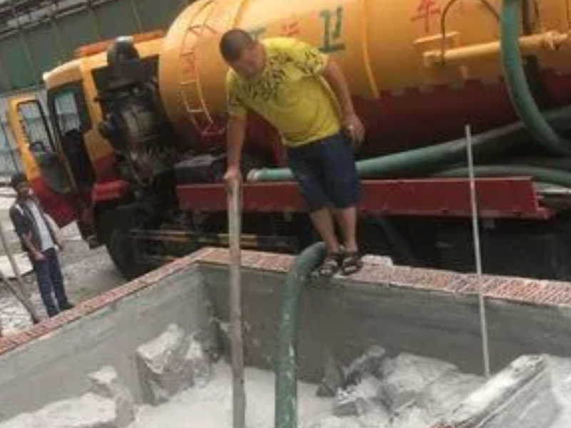 香坊区果园街清理化粪池